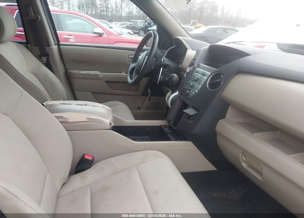 2011 HONDA PILOT LX VIN: 5FNYF4H21BB061909