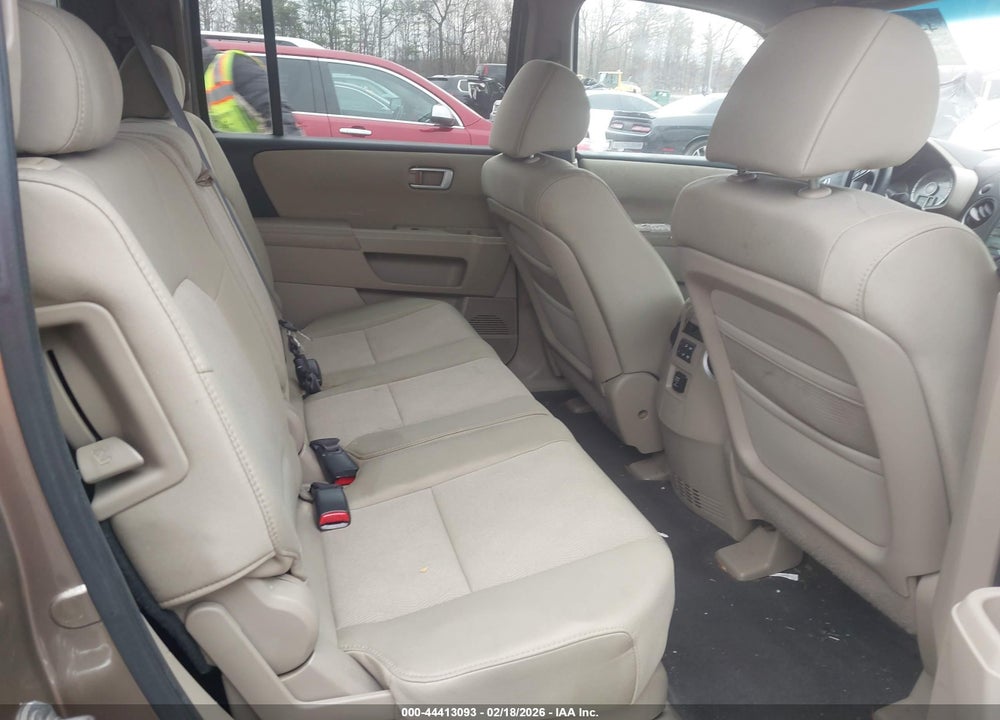 2011 HONDA PILOT LX VIN: 5FNYF4H21BB061909