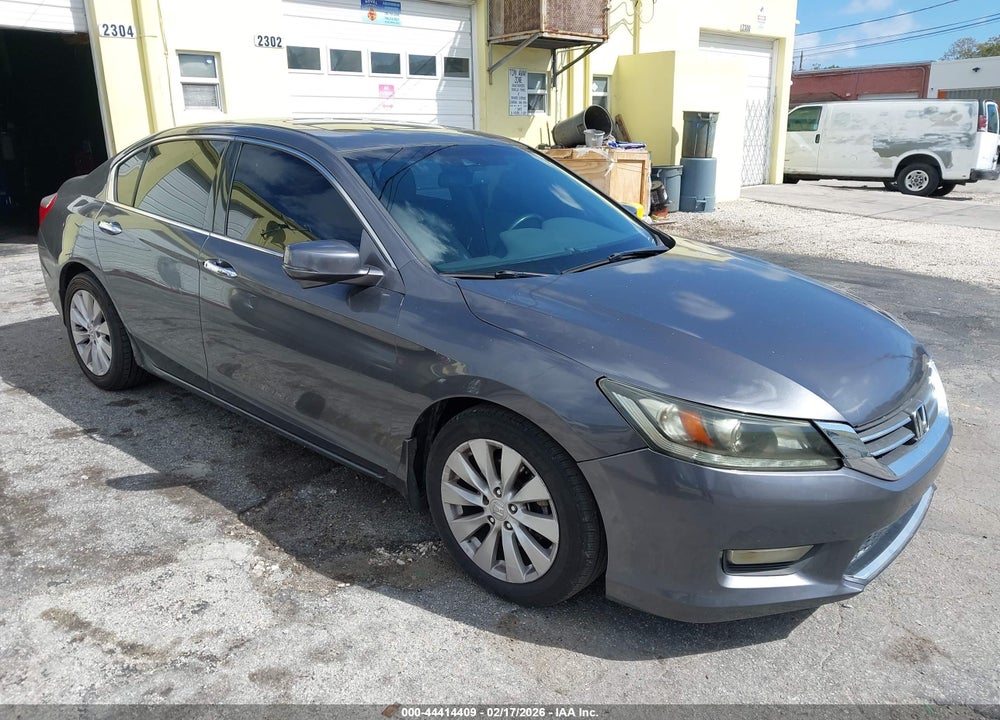 2013 HONDA ACCORD VIN: 1HGCR3F85DA007917