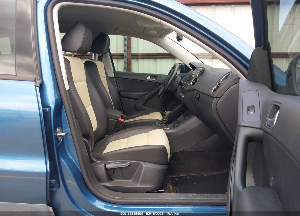 2017 VOLKSWAGEN TIGUAN VIN: WVGAV7AX7HK038850