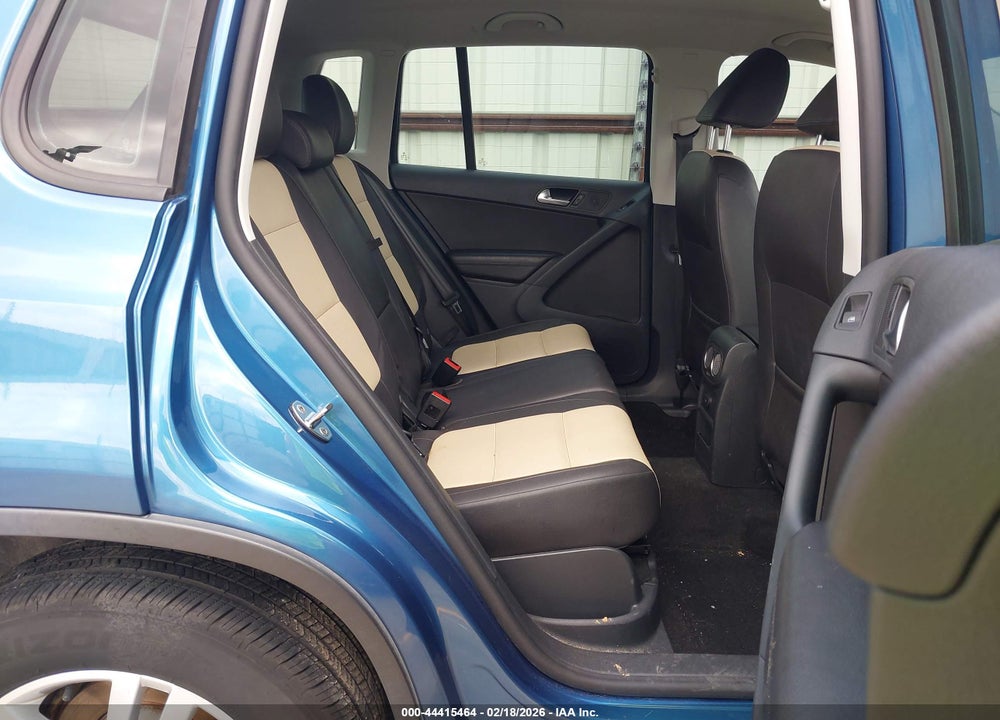 2017 VOLKSWAGEN TIGUAN VIN: WVGAV7AX7HK038850