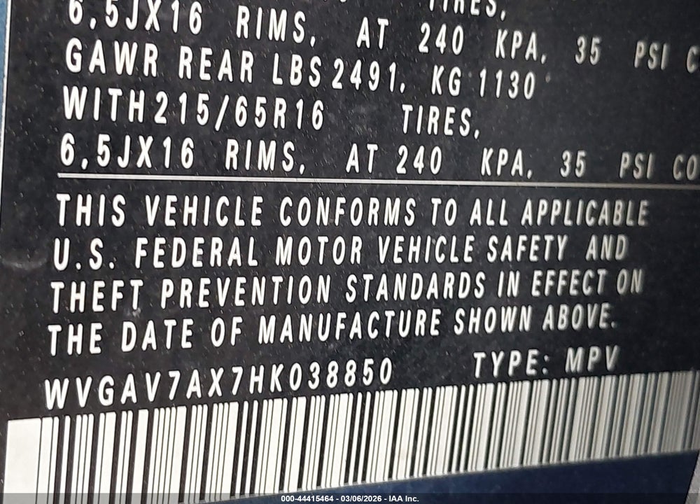 2017 VOLKSWAGEN TIGUAN VIN: WVGAV7AX7HK038850
