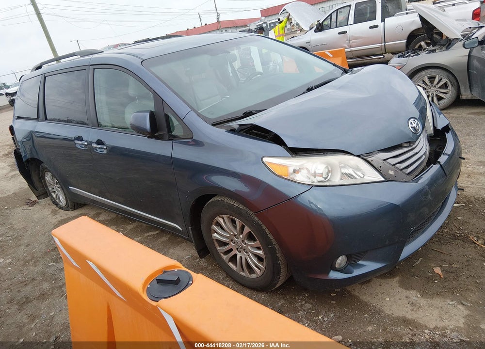 2017 TOYOTA SIENNA XLE 8 PASSENGER VIN: 5TDYZ3DC4HS891675