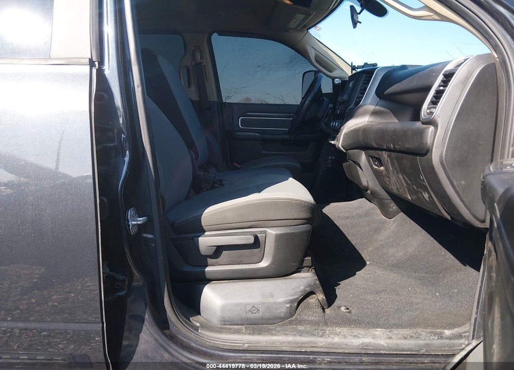 2019 RAM 2500 BIG HORN  4X4 8' BOX VIN: 3C6UR5JL4KG519233
