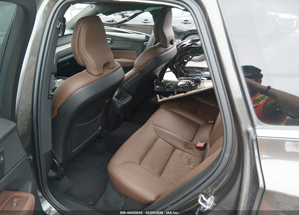 2021 VOLVO XC60 T5 MOMENTUM VIN: YV4102RK8M1850606