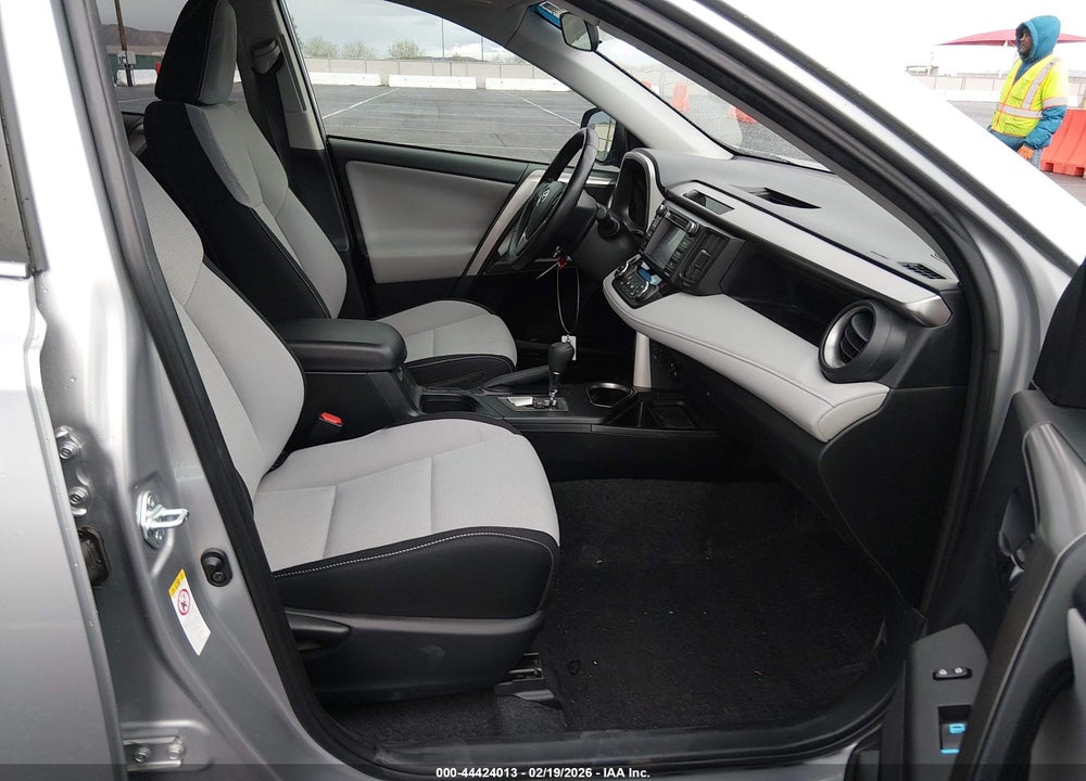 2018 TOYOTA RAV4 XLE VIN: JTMRFREV1JJ225280