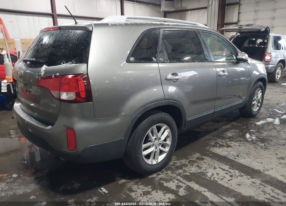 2015 KIA SORENTO LX V6 VIN: 5XYKTDA78FG558006