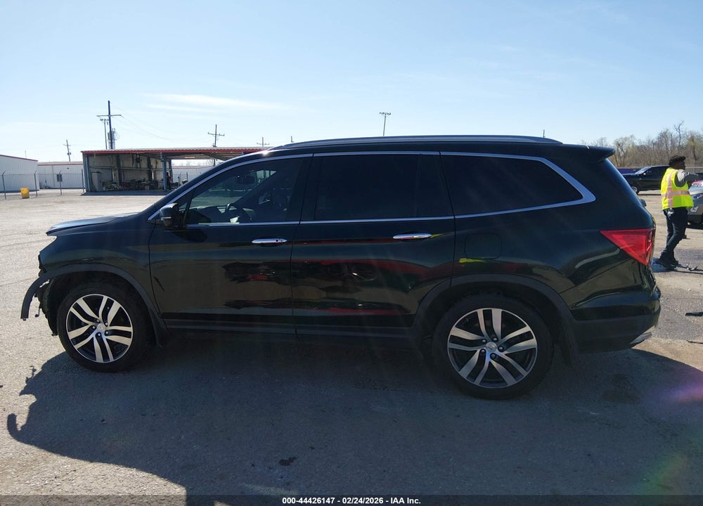 2017 HONDA PILOT TOURING VIN: 5FNYF5H98HB029826