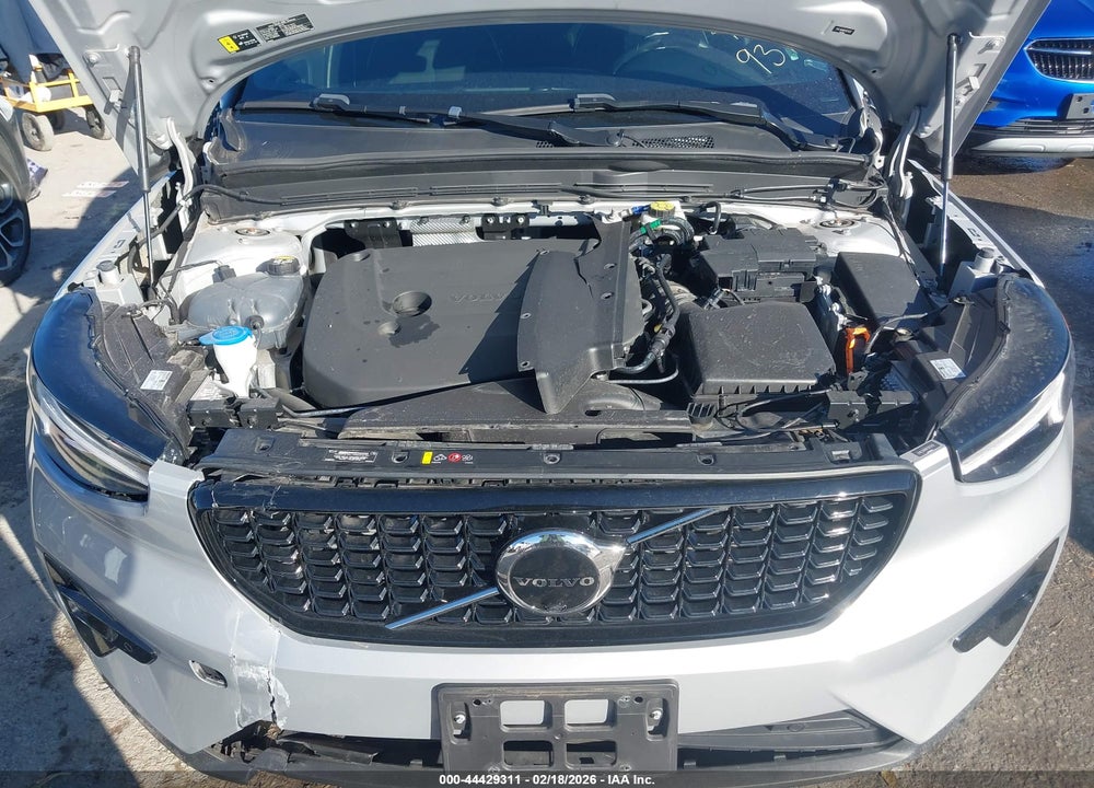 2023 VOLVO XC40 B5 ULTIMATE DARK THEME VIN: YV4L12UX0P2075032