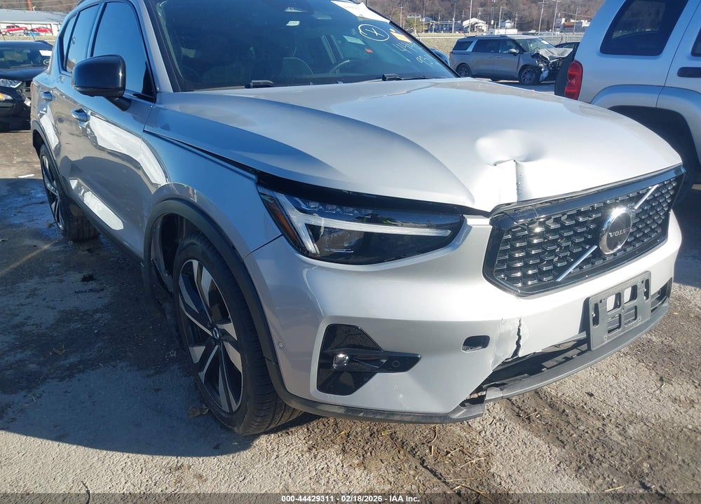 2023 VOLVO XC40 B5 ULTIMATE DARK THEME VIN: YV4L12UX0P2075032