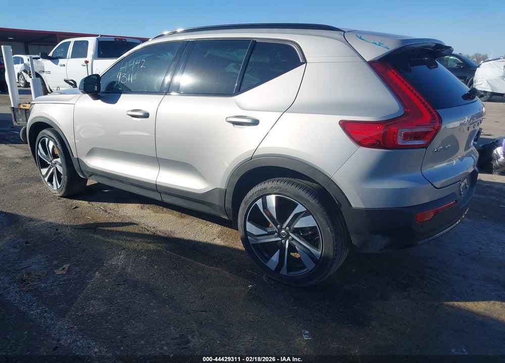 2023 VOLVO XC40 B5 ULTIMATE DARK THEME VIN: YV4L12UX0P2075032