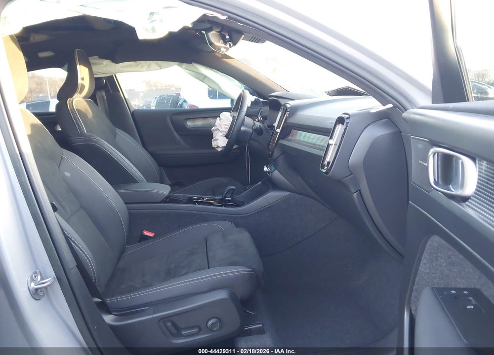 2023 VOLVO XC40 B5 ULTIMATE DARK THEME VIN: YV4L12UX0P2075032