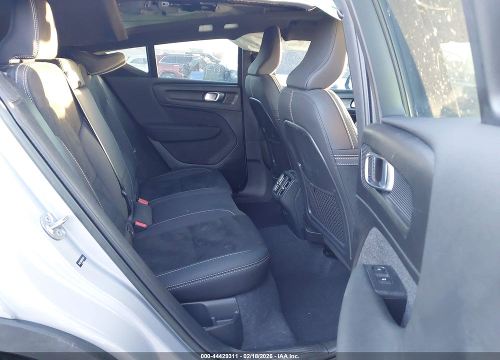 2023 VOLVO XC40 B5 ULTIMATE DARK THEME VIN: YV4L12UX0P2075032