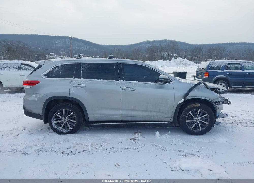 2017 TOYOTA HIGHLANDER XLE VIN: 5TDJZRFH4HS440730
