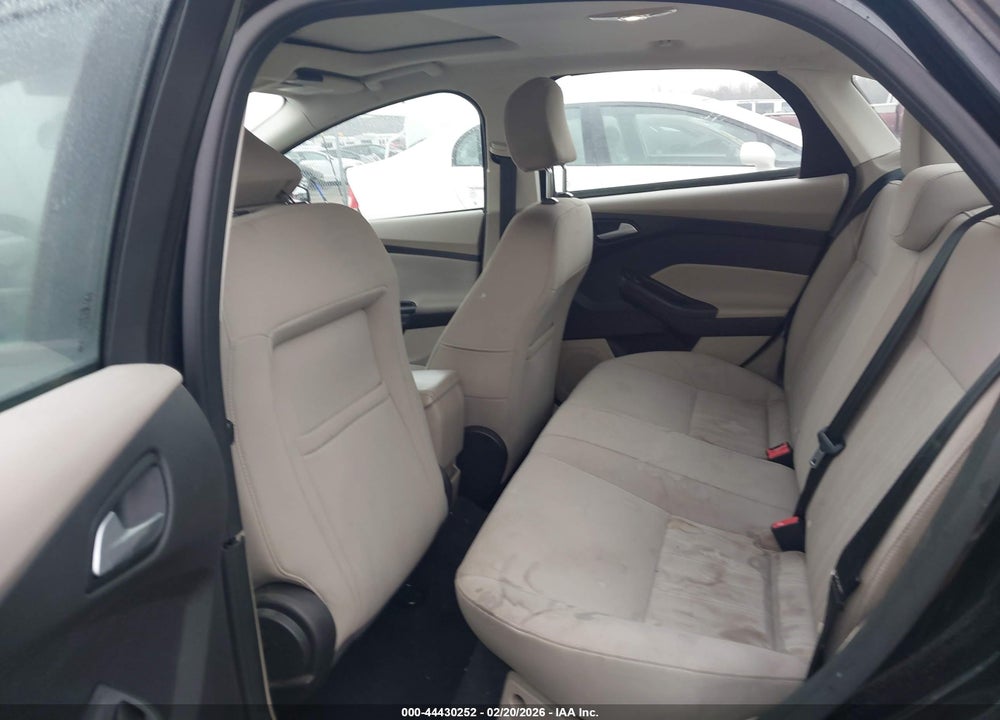 2015 FORD FOCUS SE VIN: 1FADP3F27FL242658