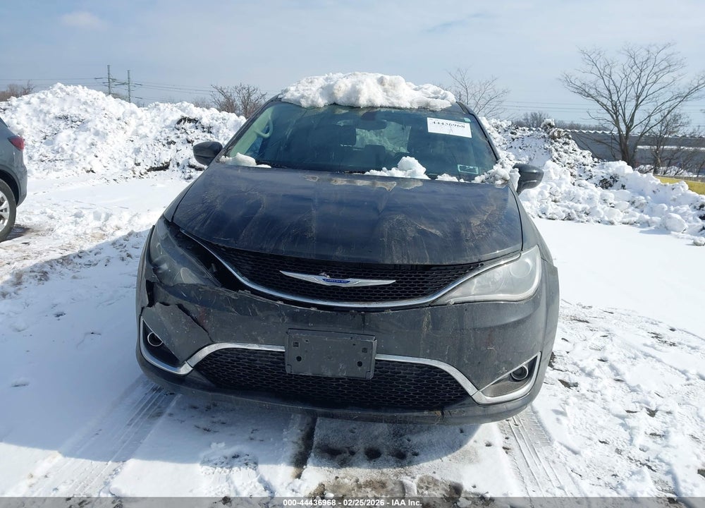 2018 CHRYSLER PACIFICA TOURING L VIN: 2C4RC1BG4JR317995