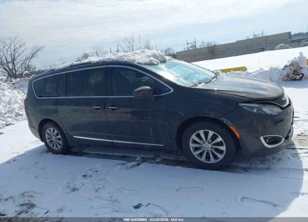 2018 CHRYSLER PACIFICA TOURING L VIN: 2C4RC1BG4JR317995