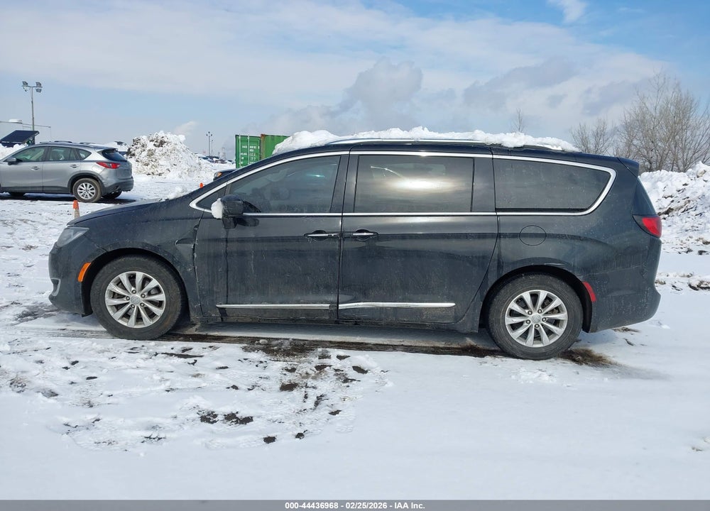 2018 CHRYSLER PACIFICA TOURING L VIN: 2C4RC1BG4JR317995