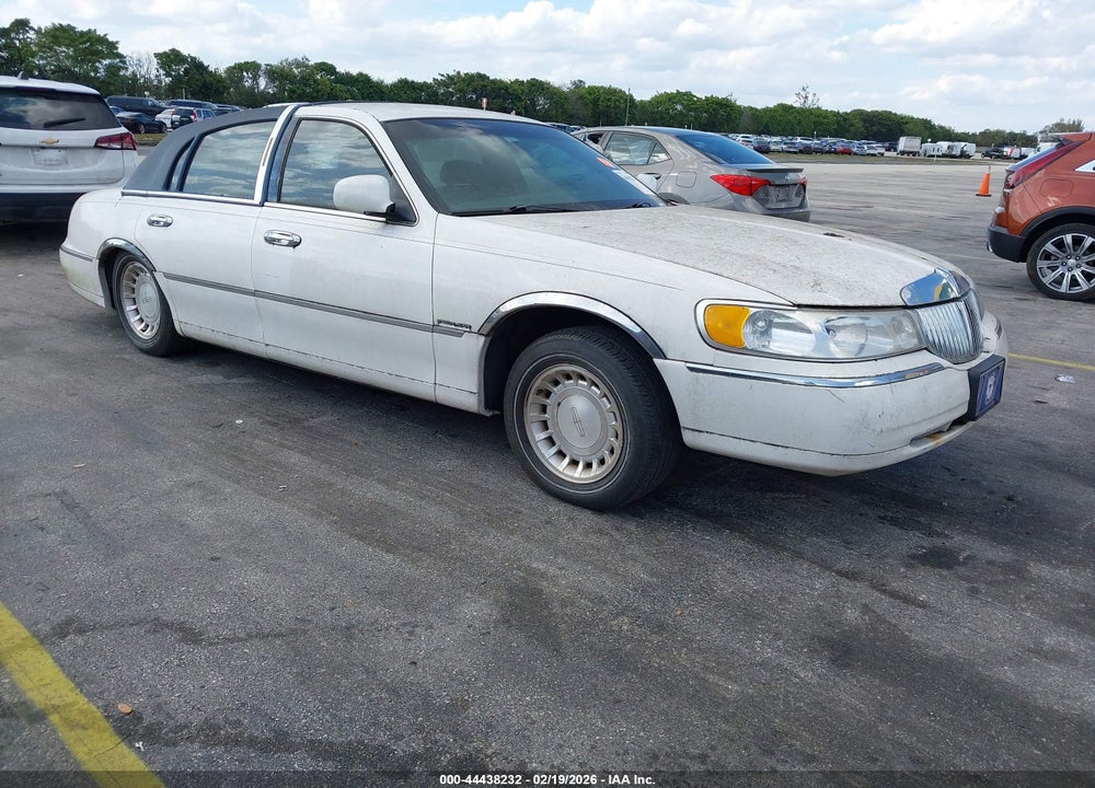 2001 LINCOLN TOWN CAR EXECUTIVE VIN: 1LNHM81W61Y661331