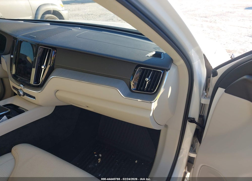 2023 VOLVO XC60 B5 ULTIMATE BRIGHT THEME VIN: YV4L12DA6P1352459
