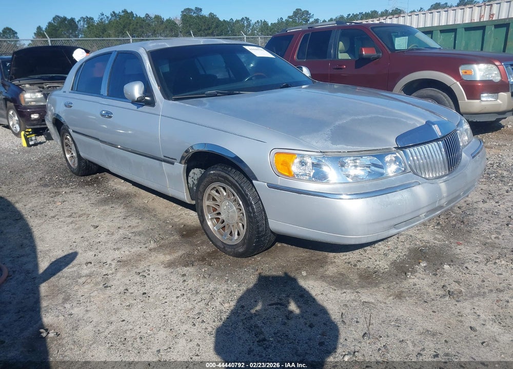 2001 LINCOLN TOWN CAR SIGNATURE VIN: 1LNHM82W41Y672570