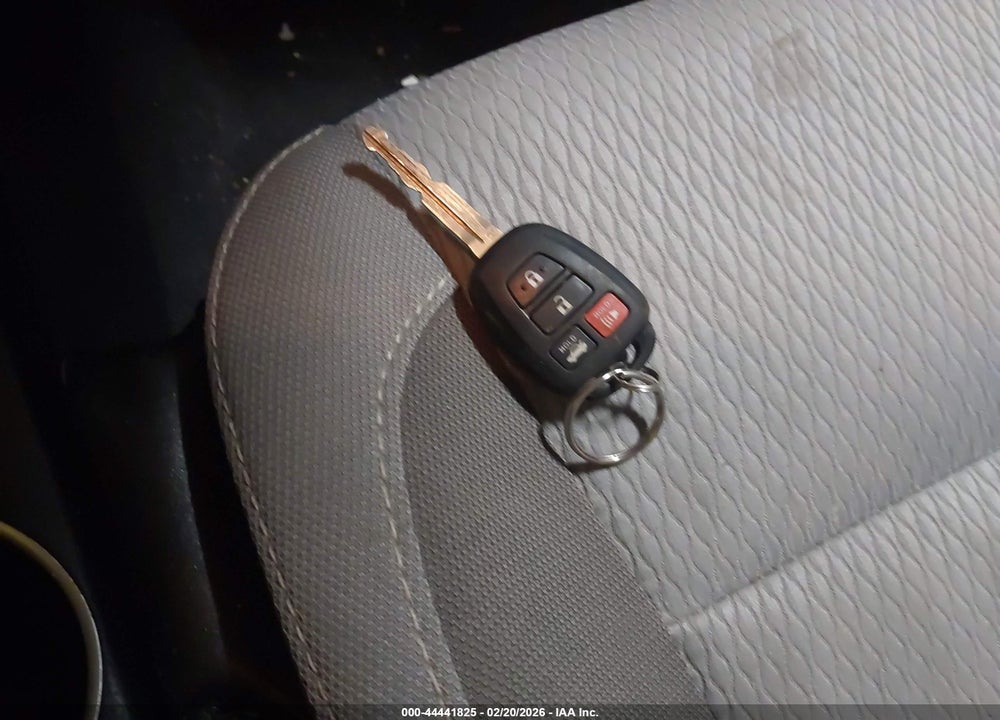 2018 TOYOTA COROLLA LE VIN: 2T1BURHE5JC052569