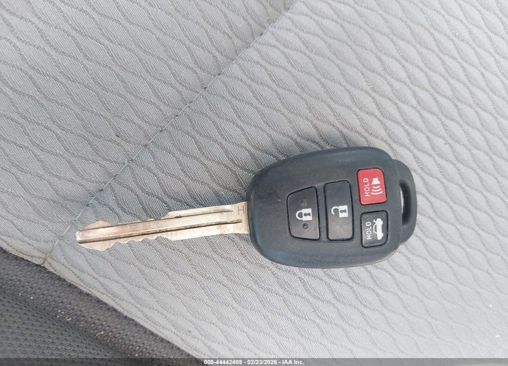 2018 TOYOTA COROLLA LE VIN: 5YFBURHE2JP775036