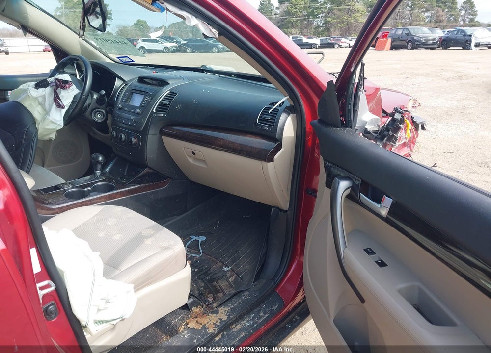 2014 KIA SORENTO LX VIN: 5XYKT4A60EG477538