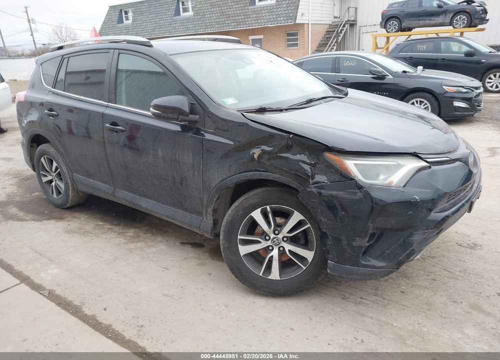 2018 TOYOTA RAV4 XLE VIN: 2T3RFREV8JW773844