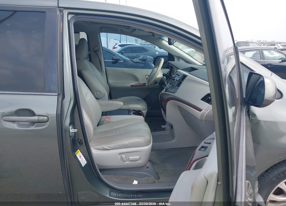 2013 TOYOTA SIENNA XLE V6 8 PASSENGER VIN: 5TDYK3DC9DS349986