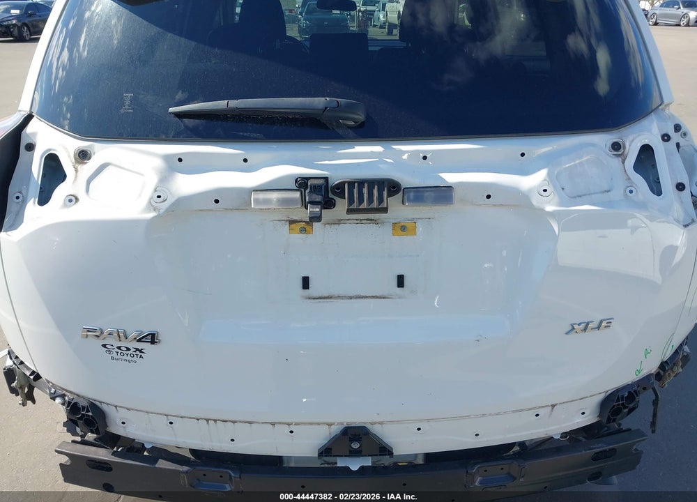 2018 TOYOTA RAV4 XLE VIN: JTMWFREVXJJ745531