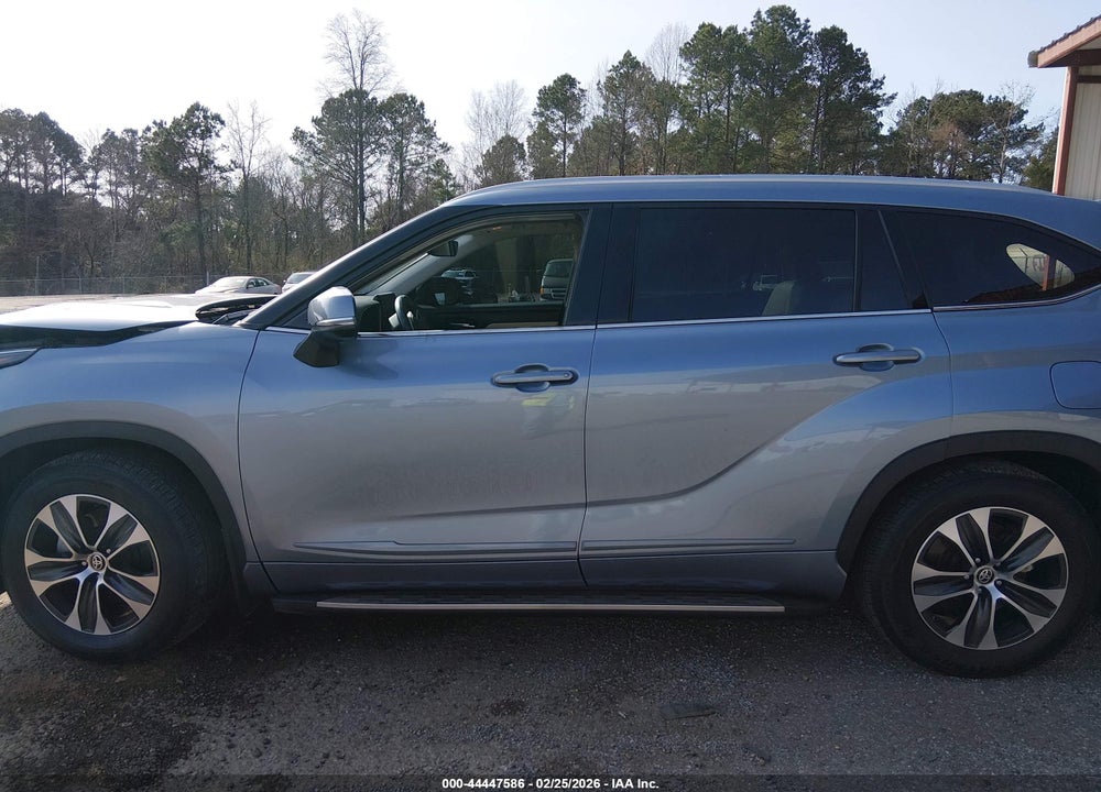 2022 TOYOTA HIGHLANDER XLE VIN: 5TDGZRAH4NS099181