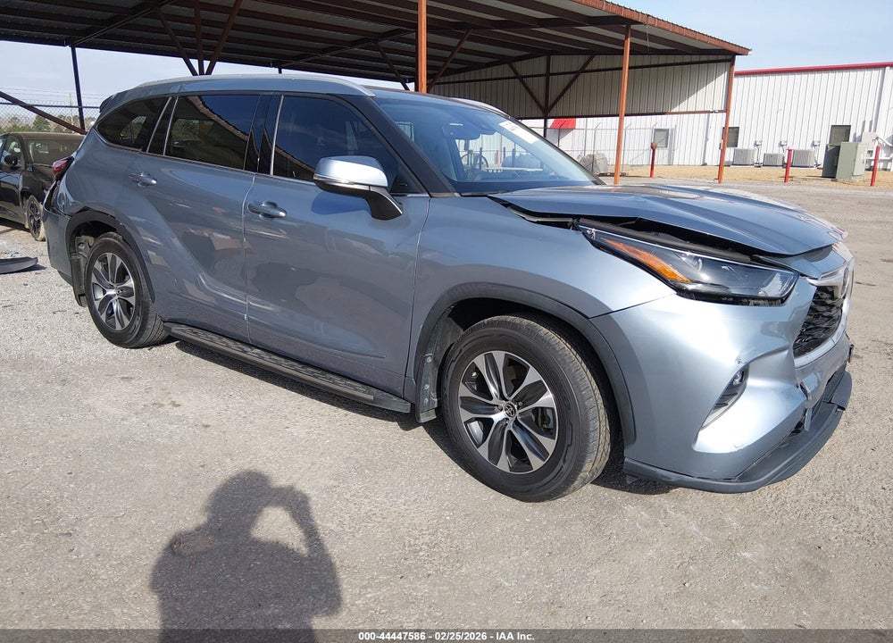 2022 TOYOTA HIGHLANDER XLE VIN: 5TDGZRAH4NS099181