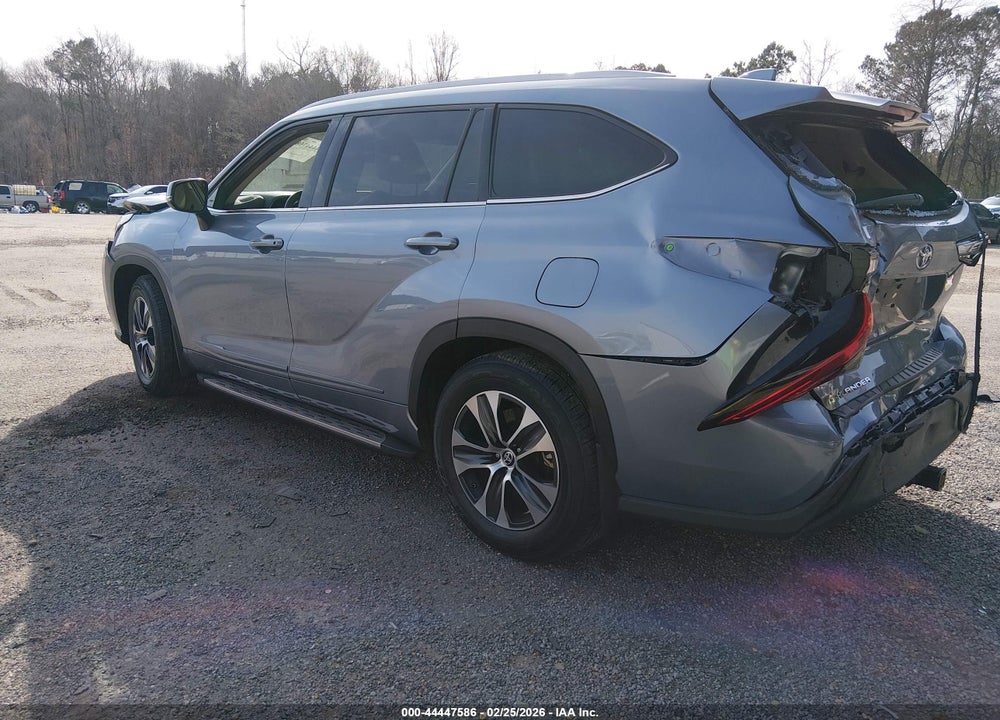 2022 TOYOTA HIGHLANDER XLE VIN: 5TDGZRAH4NS099181