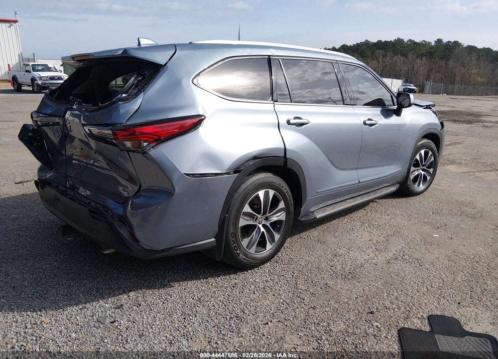 2022 TOYOTA HIGHLANDER XLE VIN: 5TDGZRAH4NS099181