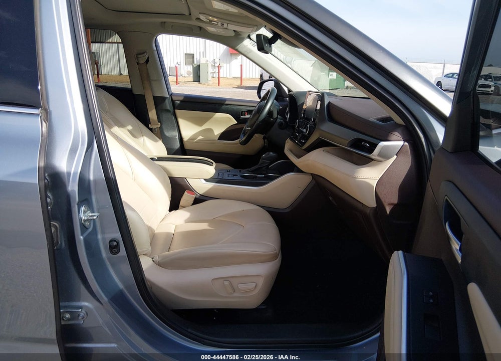 2022 TOYOTA HIGHLANDER XLE VIN: 5TDGZRAH4NS099181