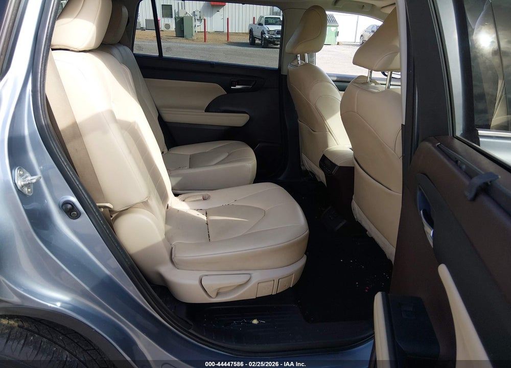 2022 TOYOTA HIGHLANDER XLE VIN: 5TDGZRAH4NS099181