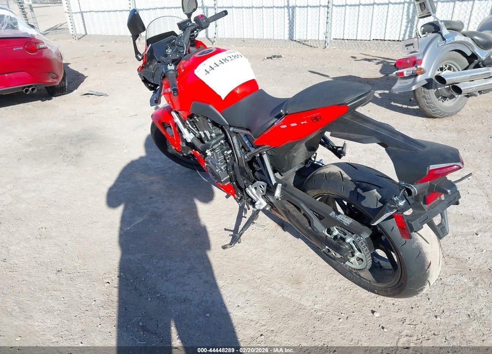 2026 SUZUKI GSX800 F VIN: JS1EM13B3T7100256
