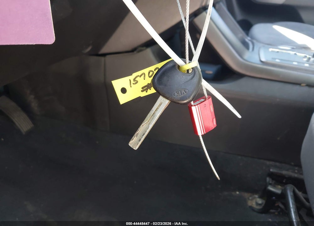 2011 KIA SORENTO LX VIN: 5XYKT4A11BG109563