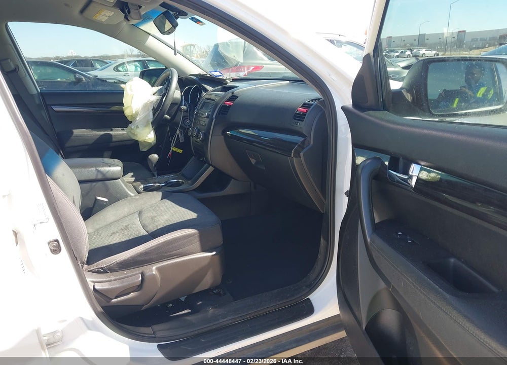 2011 KIA SORENTO LX VIN: 5XYKT4A11BG109563