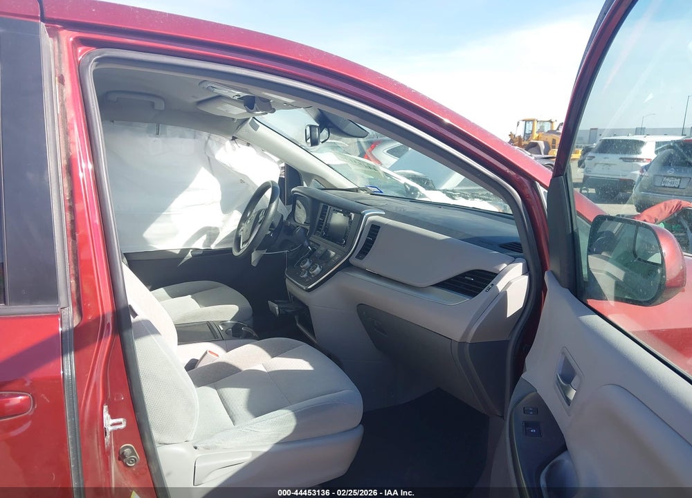 2019 TOYOTA SIENNA LE 8 PASSENGER VIN: 5TDKZ3DCXKS985816