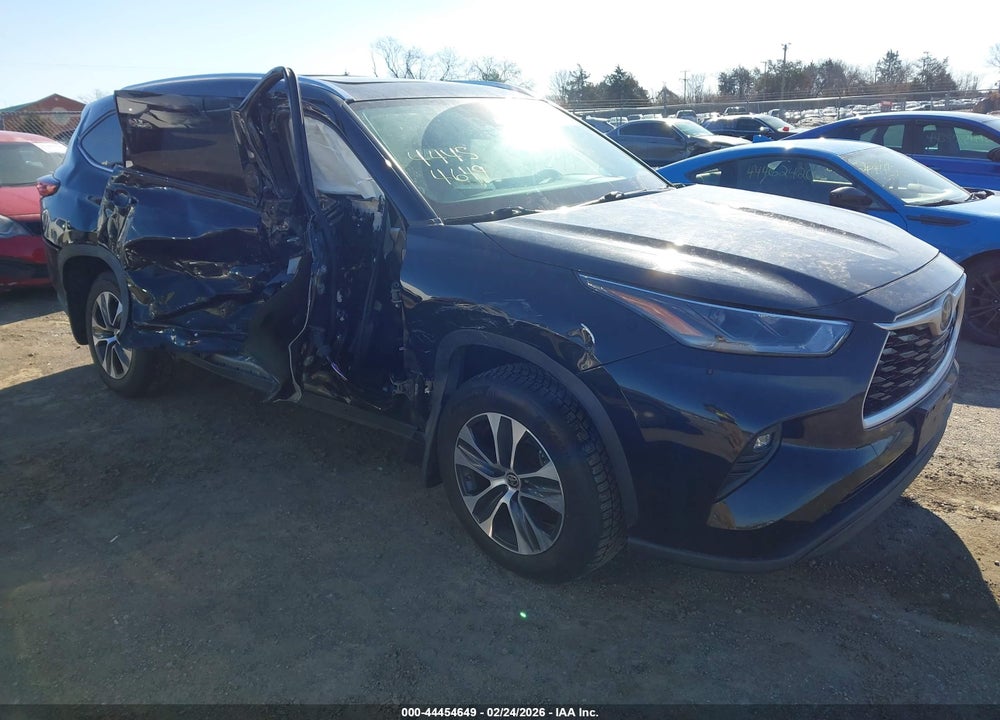 2021 TOYOTA HIGHLANDER XLE VIN: 5TDHZRBHXMS057972