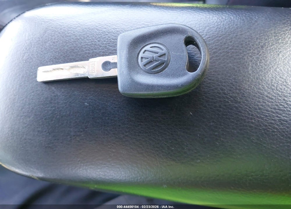 2001 VOLKSWAGEN NEW BEETLE GLX VIN: 3VWDC21C71M413378
