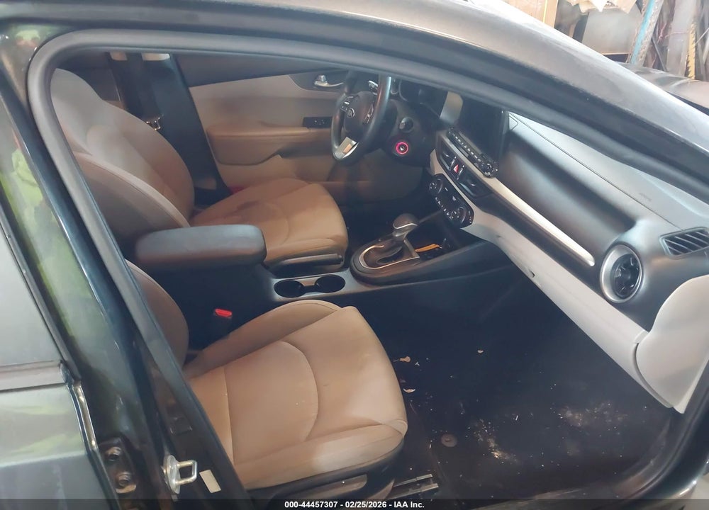 2019 KIA FORTE LXS VIN: 3KPF24AD8KE015398