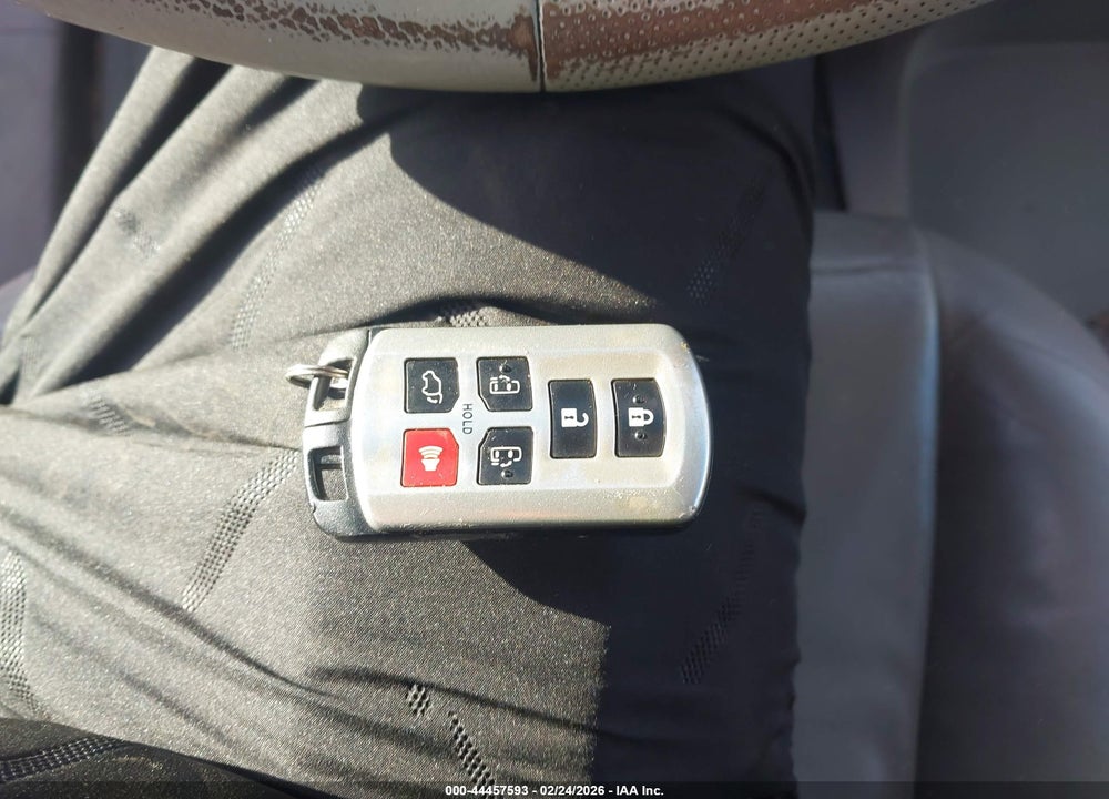 2011 TOYOTA SIENNA XLE VIN: 5TDDK3DC5BS008063