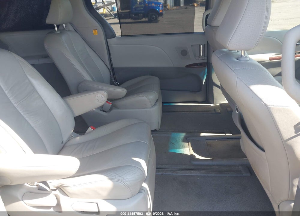 2011 TOYOTA SIENNA XLE VIN: 5TDDK3DC5BS008063