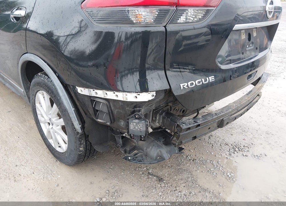 2017 NISSAN ROGUE SV VIN: KNMAT2MT8HP586221