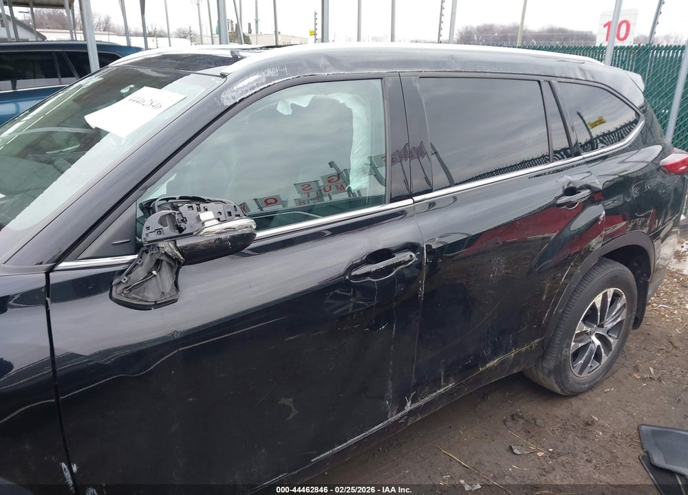 2022 TOYOTA HIGHLANDER XLE VIN: 5TDGZRBH3NS189372