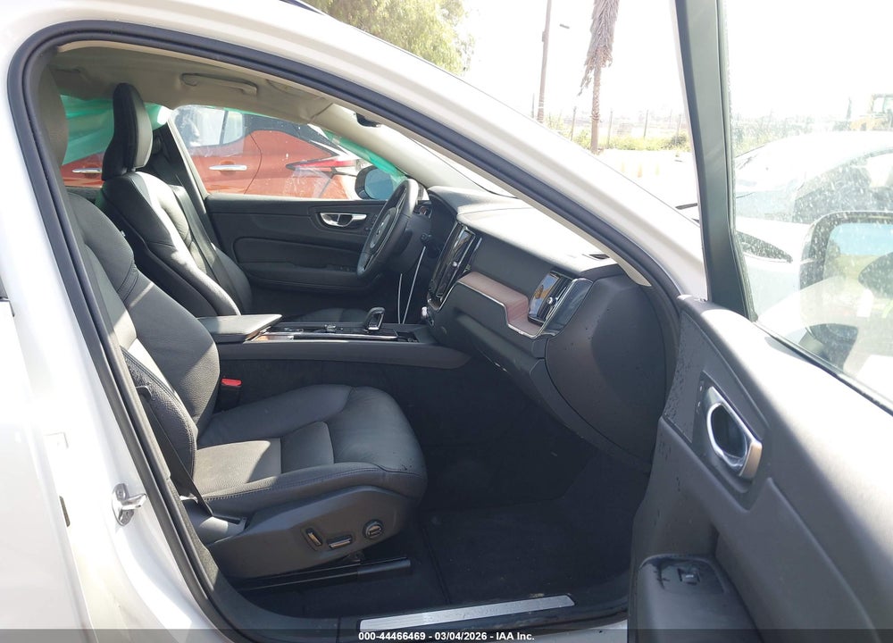 2024 VOLVO XC60 B5 PLUS DARK THEME VIN: YV4L12RL5R1911352
