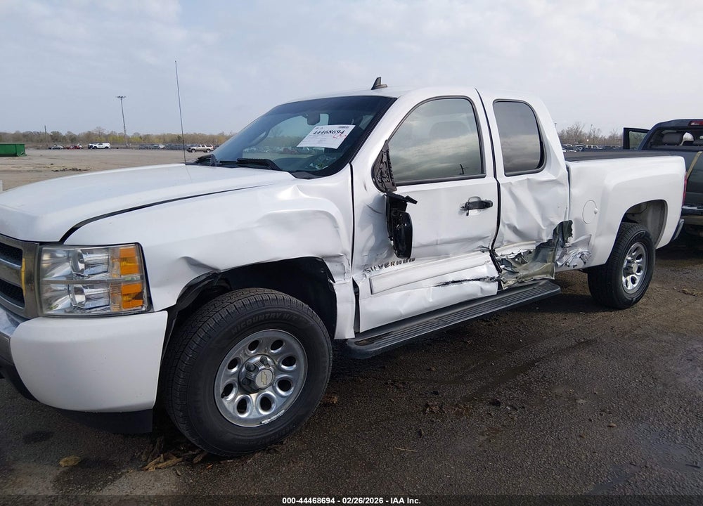 2011 CHEVROLET SILVERADO 1500 LS VIN: 1GCRCREA6BZ217054